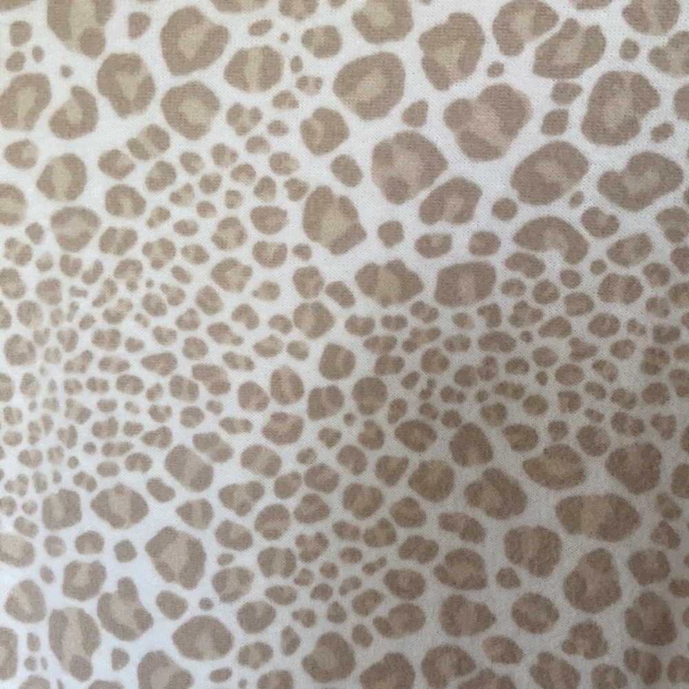 Emily Daniels top cheetah print mockneck top PL - Picture 5 of 17